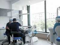 Стоматолог ортопед и ассистент за работой