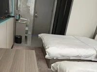 Вид на прихожую и вход в номер