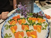 Сервировка нарезки семги с лимоном