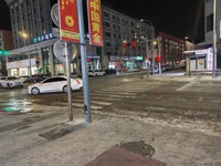 Рекламная вывеска ювелирного магазина на улице